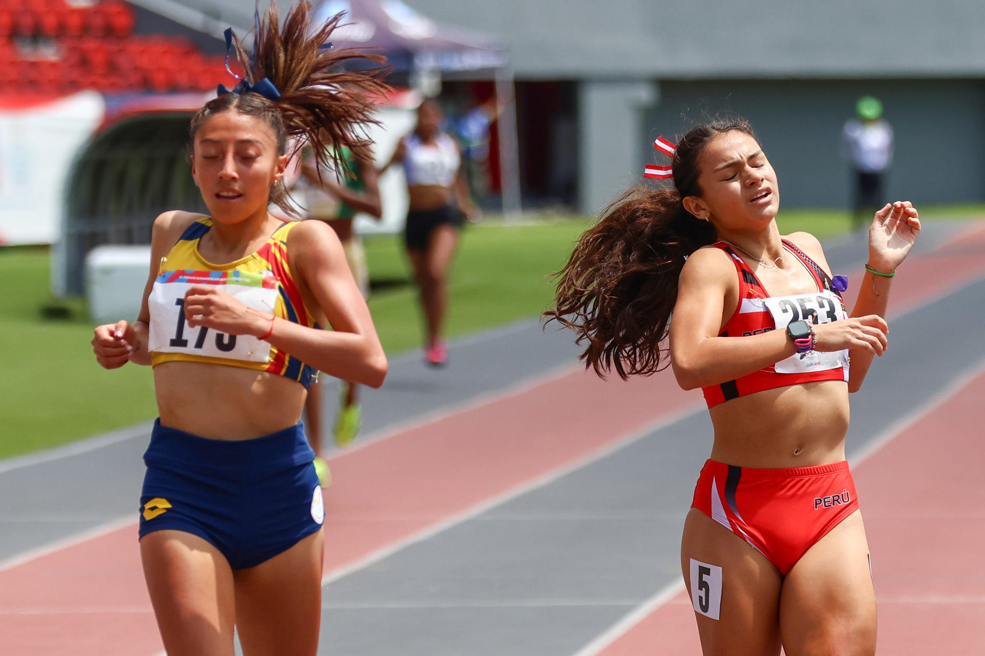 Daniela Castro (i), de Ecuador, e Isabel Ramírez, de Perú, compiten durante la prueba de 400m femenino este miércoles en los IV Juegos Suramericanos de la Juventud Panamá 2026. EFE/ Carlos Lemos