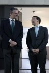 El presidente de la Cámara Española de Comercio en México (Camescom), Antonio Basagoiti Pastor (i), recibe al ministro de Asuntos Exteriores de España, José Manuel Albares, durante una reunión con empresarios en la Cámara de Comercio de España este martes, en Ciudad de México (México). EFE/José Méndez
