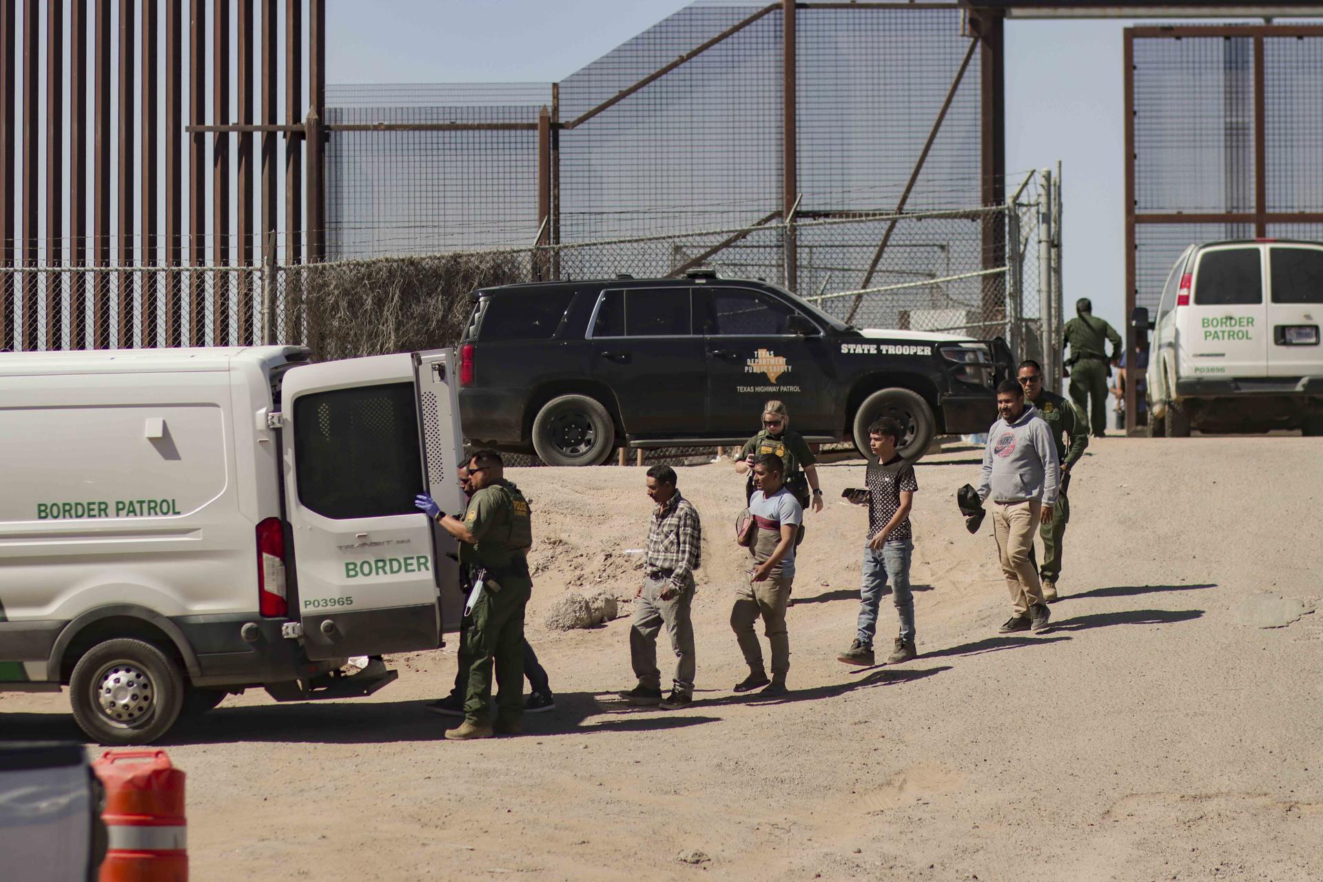 Fotografía de archivo de un grupo de migrantes detenidos por miembros de la Patrulla Fronteriza estadounidense, en El Paso (TX, EE.UU.). EFE/Jonathan Fernández