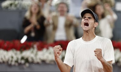 El tenista español Rafa Jódar celebra la victoria ante el brasileño Joao Fonseca durante la ronda de 32 del Mutua Madrid Open, este domingo en la Caja Mágica de Madrid. EFE/ Sergio Pérez