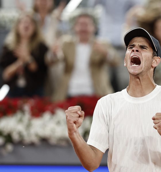 El tenista español Rafa Jódar celebra la victoria ante el brasileño Joao Fonseca durante la ronda de 32 del Mutua Madrid Open, este domingo en la Caja Mágica de Madrid. EFE/ Sergio Pérez