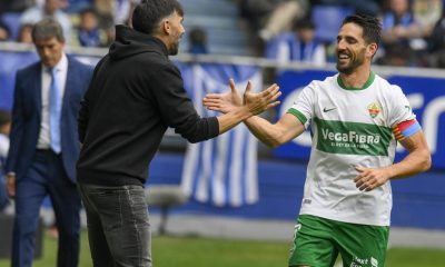 El defensa del Elche, Pedro Bigas (d) celebra con su entrenador Eder Sarabia (i) su tanto ante el Real Oviedo durante el partido de LaLiga disputado en el estadio Carlos Tartiere de Oviedo. EFE/ Eloy Alonso