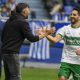 El defensa del Elche, Pedro Bigas (d) celebra con su entrenador Eder Sarabia (i) su tanto ante el Real Oviedo durante el partido de LaLiga disputado en el estadio Carlos Tartiere de Oviedo. EFE/ Eloy Alonso
