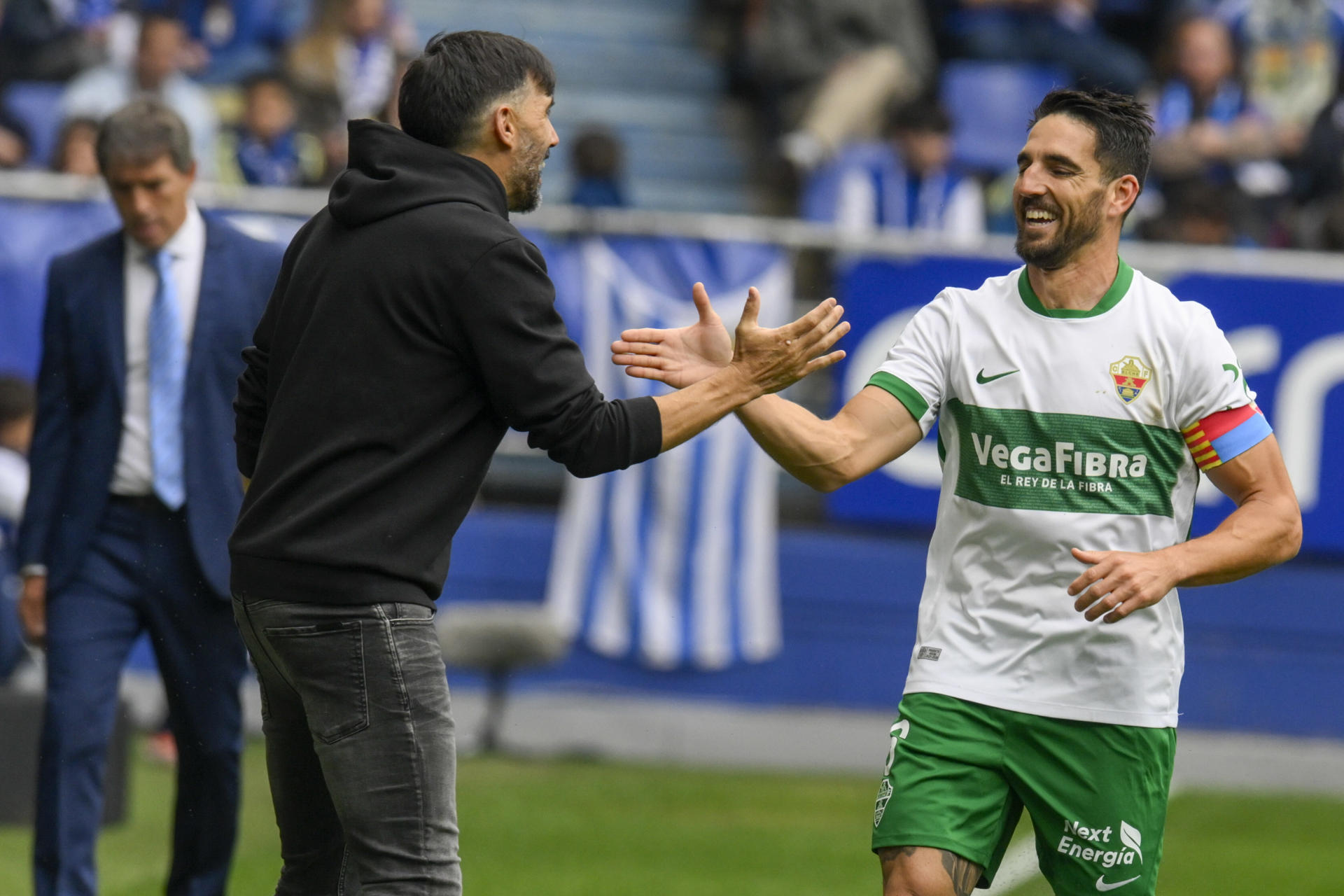 El defensa del Elche, Pedro Bigas (d) celebra con su entrenador Eder Sarabia (i) su tanto ante el Real Oviedo durante el partido de LaLiga disputado en el estadio Carlos Tartiere de Oviedo. EFE/ Eloy Alonso