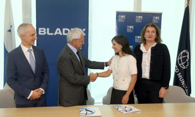 Eduardo Vivone, vicepresidente ejecutivo de Tesorería y Mercado de Capitales de Bladex; Jorge Salas, presidente ejecutivo de Bladex; Olga Calabozo, gerente regional de Instituciones Financieras de IFC; e Ivana Fernandes Duarte, gerente regional para Centroamérica de IFC, durante la firma de un acuerdo estratégico entre el banco multinacional Bladex y la Corporación Financiera Internacional (IFC), miembro del Grupo Banco Mundial. EFE/ Bladex