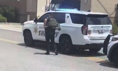 Captura de video tomada a través de rastreo de redes que muestra a oficiales de Policía afuera de un centro comercial en Baton Rouge, Luisiana este jueves, tras un tiroteo que dejó diez personas heridas, lo que representa la segunda balacera masiva en dicho estado en menos de una semana. EFE/ Rastreo de redes /SOLO USO EDITORIAL/ NO VENTAS/ SOLO DISPONIBLE PARA ILUSTRAR LA NOTICIA QUE ACOMPAÑA (CRÉDITO OBLIGATORIO)