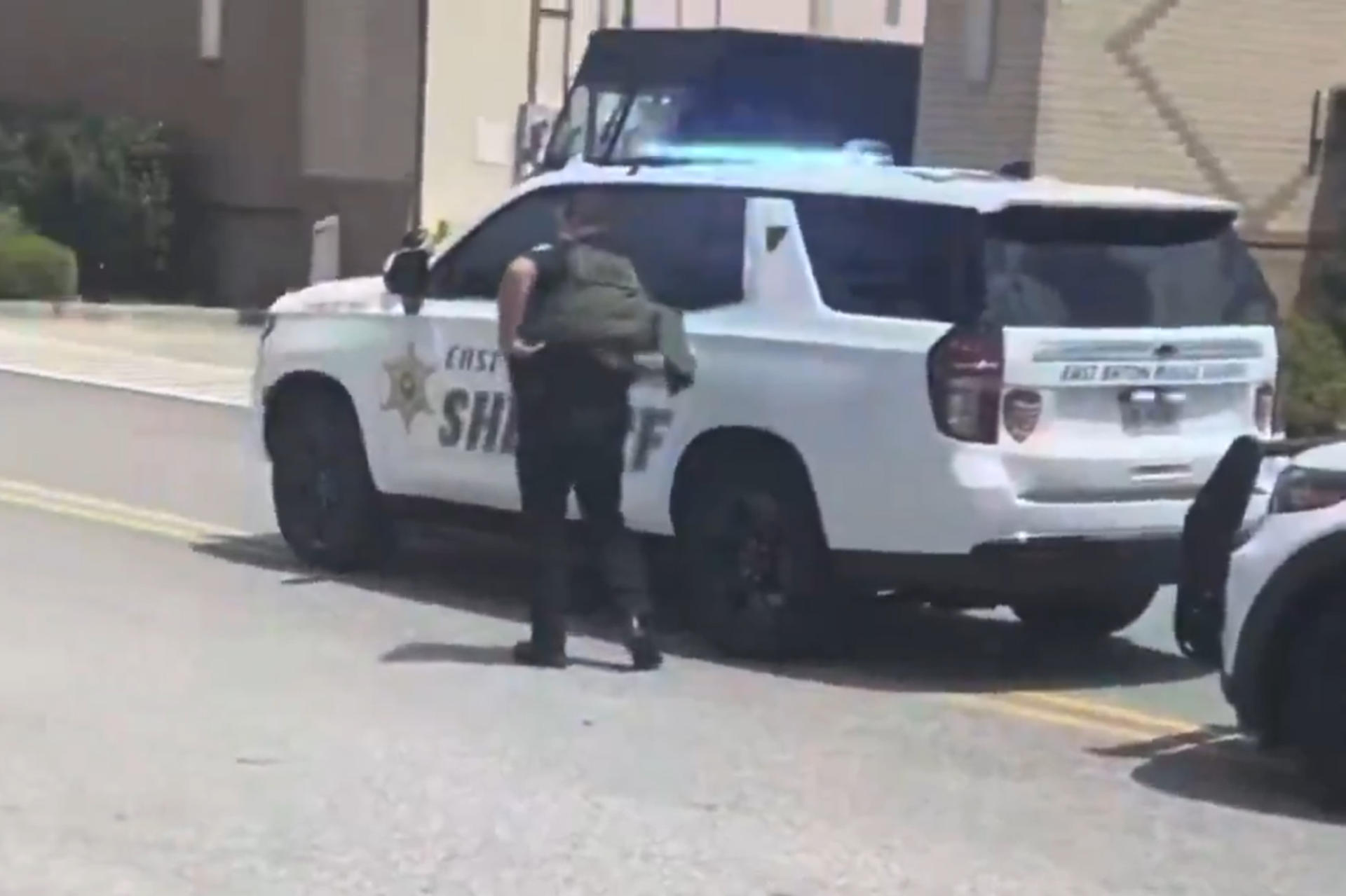 Captura de video tomada a través de rastreo de redes que muestra a oficiales de Policía afuera de un centro comercial en Baton Rouge, Luisiana este jueves, tras un tiroteo que dejó diez personas heridas, lo que representa la segunda balacera masiva en dicho estado en menos de una semana. EFE/ Rastreo de redes /SOLO USO EDITORIAL/ NO VENTAS/ SOLO DISPONIBLE PARA ILUSTRAR LA NOTICIA QUE ACOMPAÑA (CRÉDITO OBLIGATORIO)