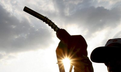 Imagen de un hombre con la manguera de un surtidor de una gasolinera. EFE/Francis R. Malasig
