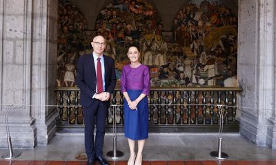 Fotografía cedida por la Presidencia de México, de la mandataria Claudia Sheinbaum (i), posando al término de una reunión con el alto comisionado de las Naciones Unidas para los derechos humanos, Volker Türk, este miércoles, en el Palacio Nacional de la Ciudad de México (México). EFE/Presidencia de México/SOLO USO EDITORIAL/NO VENTAS/SOLO DISPONIBLE PARA ILUSTRAR LA NOTICIA QUE ACOMPAÑA (CRÉDITO OBLIGATORIO)