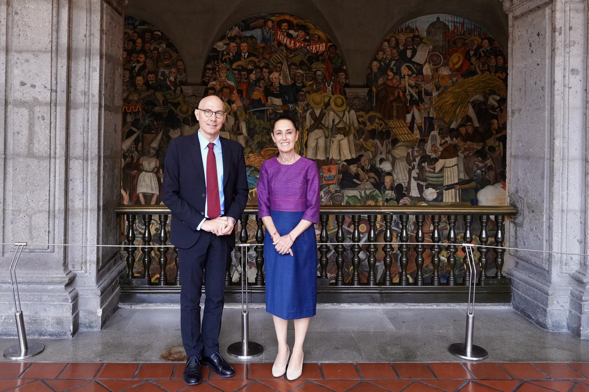 Fotografía cedida por la Presidencia de México, de la mandataria Claudia Sheinbaum (i), posando al término de una reunión con el alto comisionado de las Naciones Unidas para los derechos humanos, Volker Türk, este miércoles, en el Palacio Nacional de la Ciudad de México (México). EFE/Presidencia de México/SOLO USO EDITORIAL/NO VENTAS/SOLO DISPONIBLE PARA ILUSTRAR LA NOTICIA QUE ACOMPAÑA (CRÉDITO OBLIGATORIO)