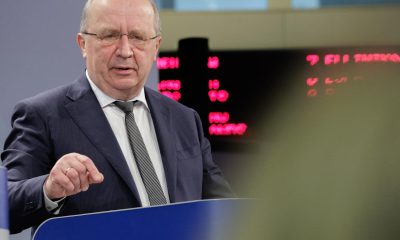 FOTO ARCHIVO. El comisario europeo de Defensa, Andrius Kubilius, durante una rueda de prensa en Bruselas, Bélgica. EFE/EPA/OLIVIER MATTHYS
