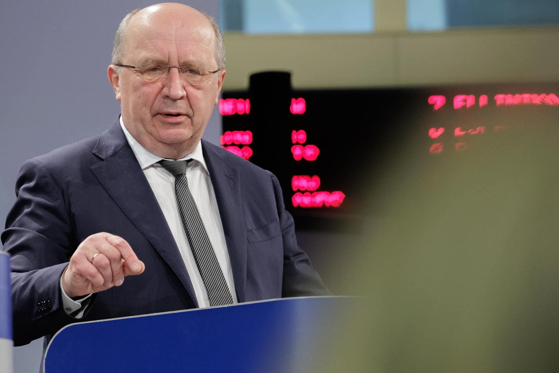 FOTO ARCHIVO. El comisario europeo de Defensa, Andrius Kubilius, durante una rueda de prensa en Bruselas, Bélgica. EFE/EPA/OLIVIER MATTHYS