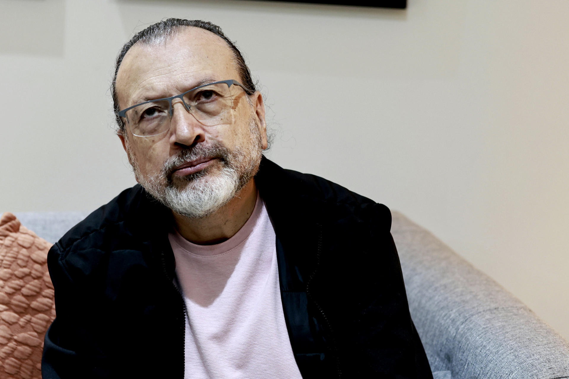 El laureado poeta y ensayista colombiano William Ospina posa durante una entrevista con EFE en el marco del Congreso Internacional de Escritores este viernes, en Caguas (Puerto Rico). EFE/Thais Llorca