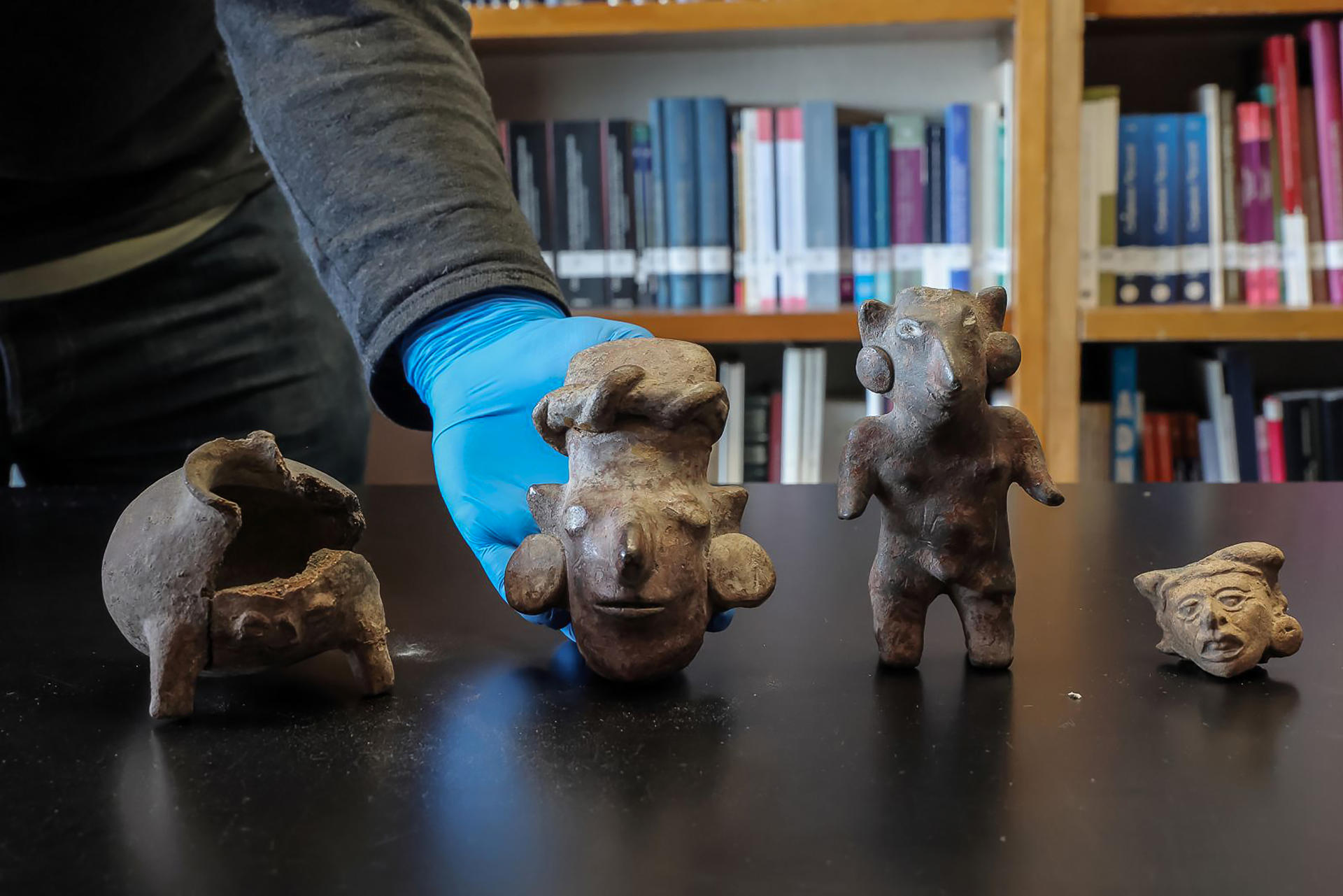 Fotografía cedida este lunes por la Secretaría de Cultura del Gobierno de México que muestra algunas piezas pertenecientes a los 160 bienes culturales repatriados por el gobierno, en Ciudad de México (México). EFE/Secretaría de Cultura /SOLO USO EDITORIAL/NO VENTAS/SOLO DISPONIBLE PARA ILUSTRAR LA NOTICIA QUE ACOMPAÑA (CRÉDITO OBLIGATORIO)