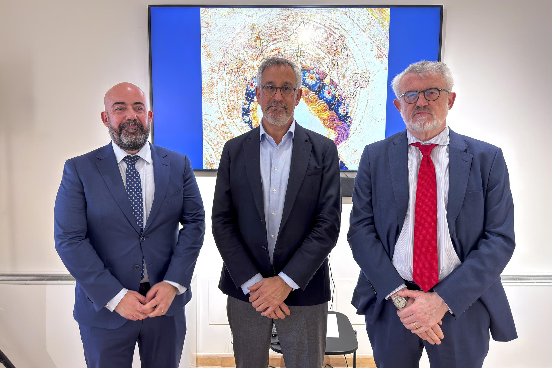 El director del Museo del Prado, Miguel Falomir (d), acompañado del consejero de Cultura de la Embajada de España en Italia, Carlos Tercero (i) y el comisario de la muestra y jefe de Departamento de Pintura Gótica Española del Prado, Joan Molina Figueras (c), durante la presentación de la exposición 'A la manera de Italia: España y el gótico mediterráneo (1320-1420)', este jueves en Roma, en la que la pinacoteca mostrará el poco explorado intercambio artístico entre los reinos hispánicos y la península itálica inmediatamente anterior al Renacimiento. EFE/ Daniel Cáceres