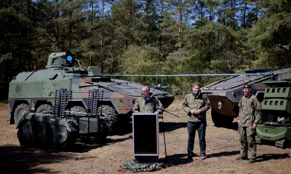 El canciller alemán Friedrich Merz (izquierda) ofrece una declaración a la prensa junto al ministro de Finanzas alemán Lars Klingbeil (centro) durante un ejercicio de las Fuerzas Armadas alemanas (Bundeswehr) en Münster, Alemania, el 30 de abril de 2026. El canciller Friedrich Merz quería hacerse una idea de la preparación operativa de la Bundeswehr y su planificación. En el futuro, el Ejército operará de forma interconectada en todos los niveles. Las fuerzas se desplegarán de manera más dispersa, se comandarán con mayor flexibilidad y se complementarán en mayor medida con sistemas no tripulados. (Alemania) EFE/EPA/HANNIBAL HANSCHKE