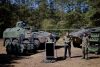 El canciller alemán Friedrich Merz (izquierda) ofrece una declaración a la prensa junto al ministro de Finanzas alemán Lars Klingbeil (centro) durante un ejercicio de las Fuerzas Armadas alemanas (Bundeswehr) en Münster, Alemania, el 30 de abril de 2026. El canciller Friedrich Merz quería hacerse una idea de la preparación operativa de la Bundeswehr y su planificación. En el futuro, el Ejército operará de forma interconectada en todos los niveles. Las fuerzas se desplegarán de manera más dispersa, se comandarán con mayor flexibilidad y se complementarán en mayor medida con sistemas no tripulados. (Alemania) EFE/EPA/HANNIBAL HANSCHKE
