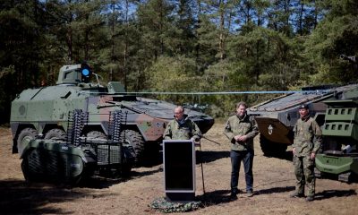 El canciller alemán Friedrich Merz (izquierda) ofrece una declaración a la prensa junto al ministro de Finanzas alemán Lars Klingbeil (centro) durante un ejercicio de las Fuerzas Armadas alemanas (Bundeswehr) en Münster, Alemania, el 30 de abril de 2026. El canciller Friedrich Merz quería hacerse una idea de la preparación operativa de la Bundeswehr y su planificación. En el futuro, el Ejército operará de forma interconectada en todos los niveles. Las fuerzas se desplegarán de manera más dispersa, se comandarán con mayor flexibilidad y se complementarán en mayor medida con sistemas no tripulados. (Alemania) EFE/EPA/HANNIBAL HANSCHKE