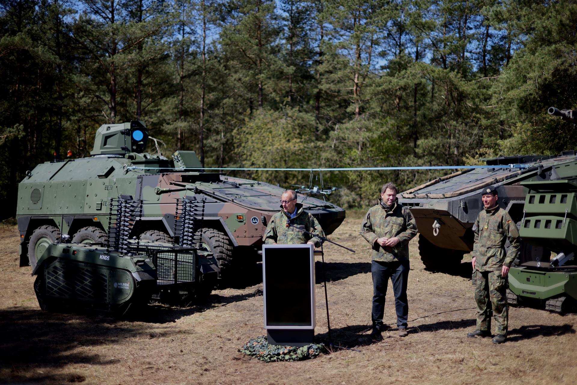 El canciller alemán Friedrich Merz (izquierda) ofrece una declaración a la prensa junto al ministro de Finanzas alemán Lars Klingbeil (centro) durante un ejercicio de las Fuerzas Armadas alemanas (Bundeswehr) en Münster, Alemania, el 30 de abril de 2026. El canciller Friedrich Merz quería hacerse una idea de la preparación operativa de la Bundeswehr y su planificación. En el futuro, el Ejército operará de forma interconectada en todos los niveles. Las fuerzas se desplegarán de manera más dispersa, se comandarán con mayor flexibilidad y se complementarán en mayor medida con sistemas no tripulados. (Alemania) EFE/EPA/HANNIBAL HANSCHKE