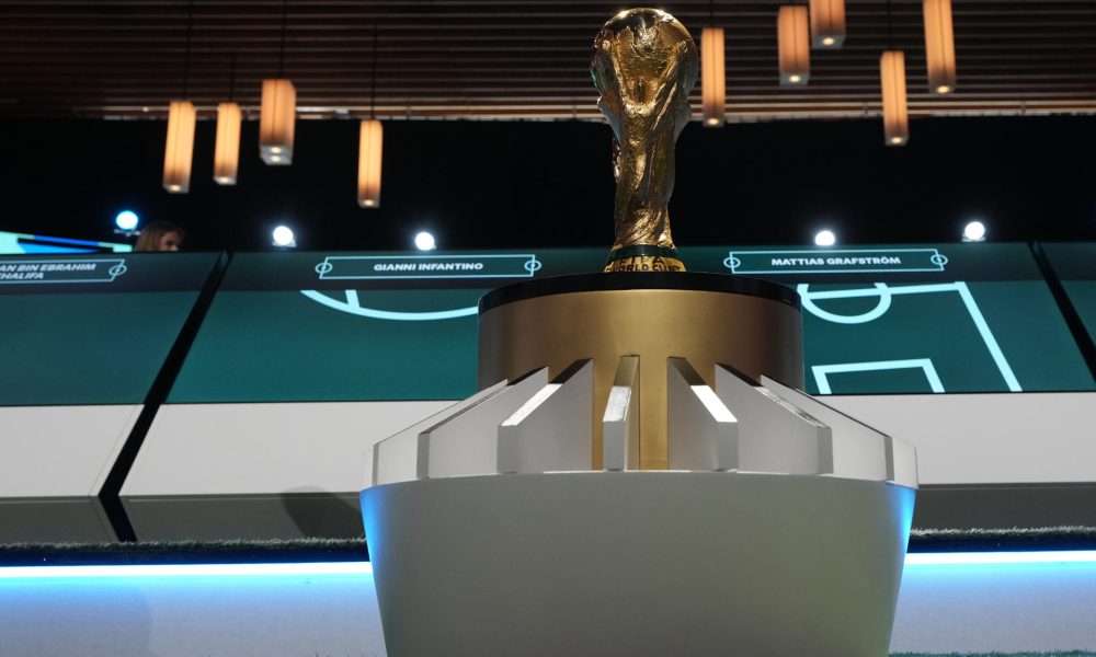 El trofeo que se llevará el campeón de la edición 23 de Mundial fue exhibido este jueves en Vancouver durante El Congreso número 76 de la FIFA. EFE/EPA/BOB FRID