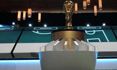 El trofeo que se llevará el campeón de la edición 23 de Mundial fue exhibido este jueves en Vancouver durante El Congreso número 76 de la FIFA. EFE/EPA/BOB FRID
