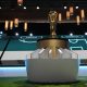El trofeo que se llevará el campeón de la edición 23 de Mundial fue exhibido este jueves en Vancouver durante El Congreso número 76 de la FIFA. EFE/EPA/BOB FRID