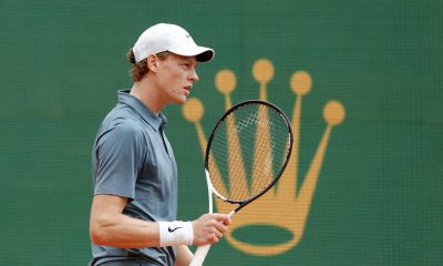 El tenista italiano Jannik Sinner racciona en su partido ante el francés Ugo Humbert durante el partido de la ATP Monte Carlo Masters en Francia. EFE/EPA/SEBASTIEN NOGIER