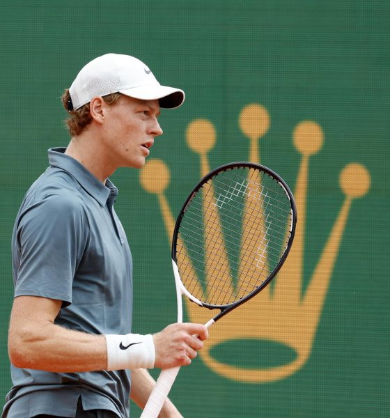 El tenista italiano Jannik Sinner racciona en su partido ante el francés Ugo Humbert durante el partido de la ATP Monte Carlo Masters en Francia. EFE/EPA/SEBASTIEN NOGIER