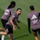 El jugador del Real Madrid Dani Carvajal durante el entrenamiento llevado a cabo este jueves en la Ciudad Deportiva de Valdebebas, para preparar su partido de Liga ante el Betis el próximo viernes. EFE/ Daniel Gonzalez
