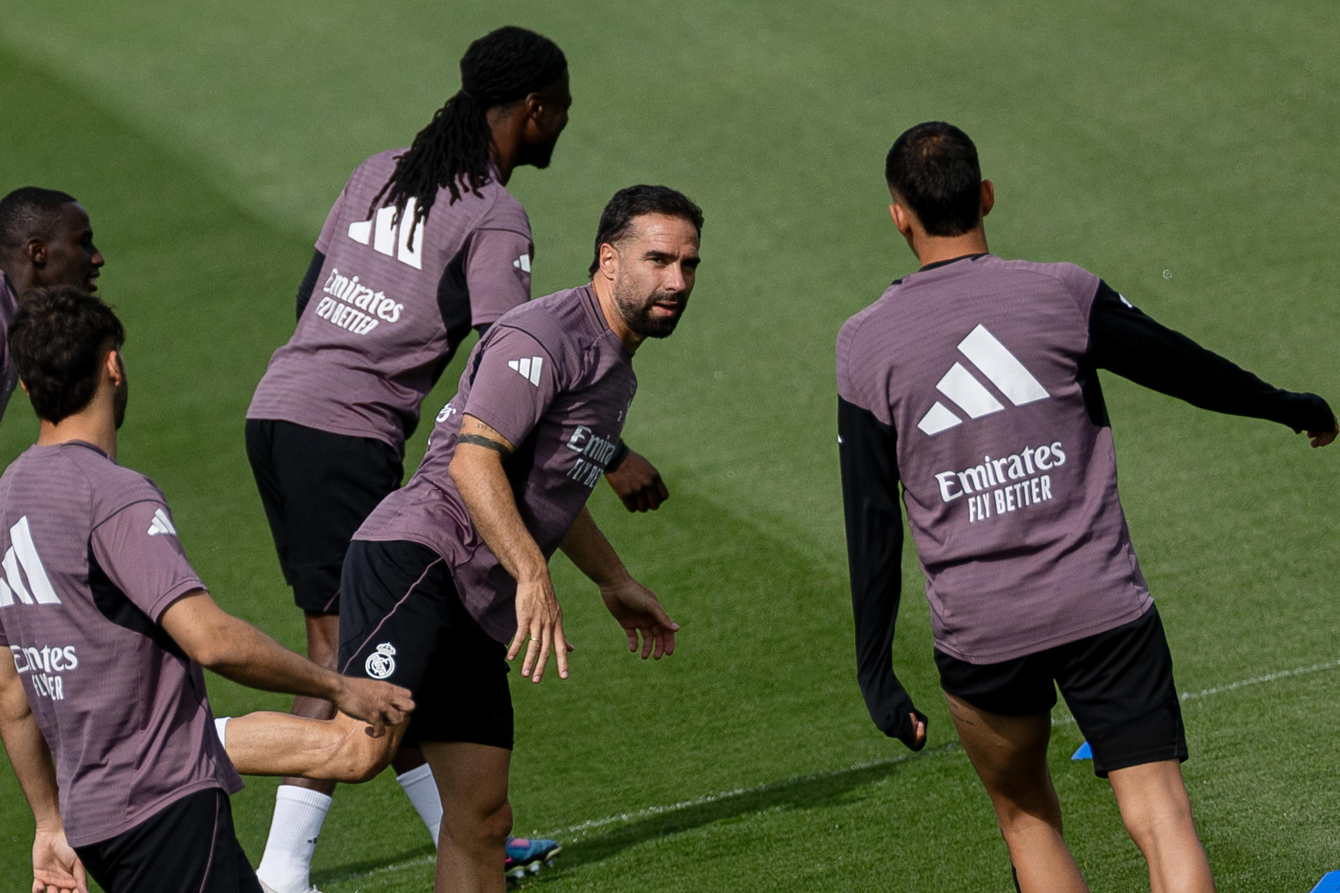 El jugador del Real Madrid Dani Carvajal durante el entrenamiento llevado a cabo este jueves en la Ciudad Deportiva de Valdebebas, para preparar su partido de Liga ante el Betis el próximo viernes. EFE/ Daniel Gonzalez