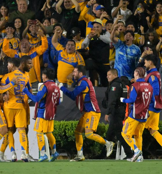 Jugadores de Tigres celebran un gol este miércoles, durante un partido de cuartos de final de la Copa de Campeones de la Concacaf entre Tigres y Seattle Sounders en el estadio Universitario en San Nicolás de Los Garza (México). EFE/Miguel Sierra