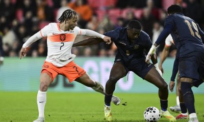 El neerlandés Xavi Simons trata de arrebatarle el balón al ecuatoriano William Pacho, durante el amistoso que disputaron ambas selecciones en Eindhoven, el pasado  31 de marzo. EFE/EPA/OLAF KRAAK