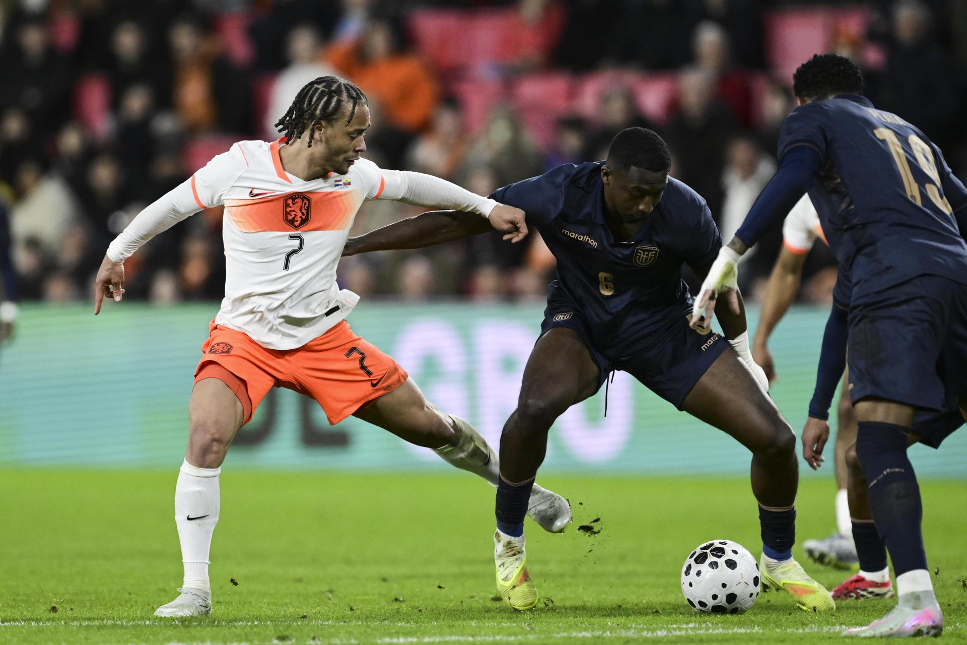El neerlandés Xavi Simons trata de arrebatarle el balón al ecuatoriano William Pacho, durante el amistoso que disputaron ambas selecciones en Eindhoven, el pasado  31 de marzo. EFE/EPA/OLAF KRAAK