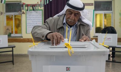 Palestinos ejercen su derecho al voto durante las elecciones en la ciudad de Al Bireh, en Cisjordania ocupada, este sábado. Las elecciones municipales en Cisjordania arrancaron en un clima de normalidad hasta el momento, aunque desde la Comisión Central Electoral (CEC) y entes observadores del proceso siguen advirtiendo que los comicios podrían ser boicoteados por colonos israelíes principalmente en las zonas rurales. EFE/ Magda Gibelli