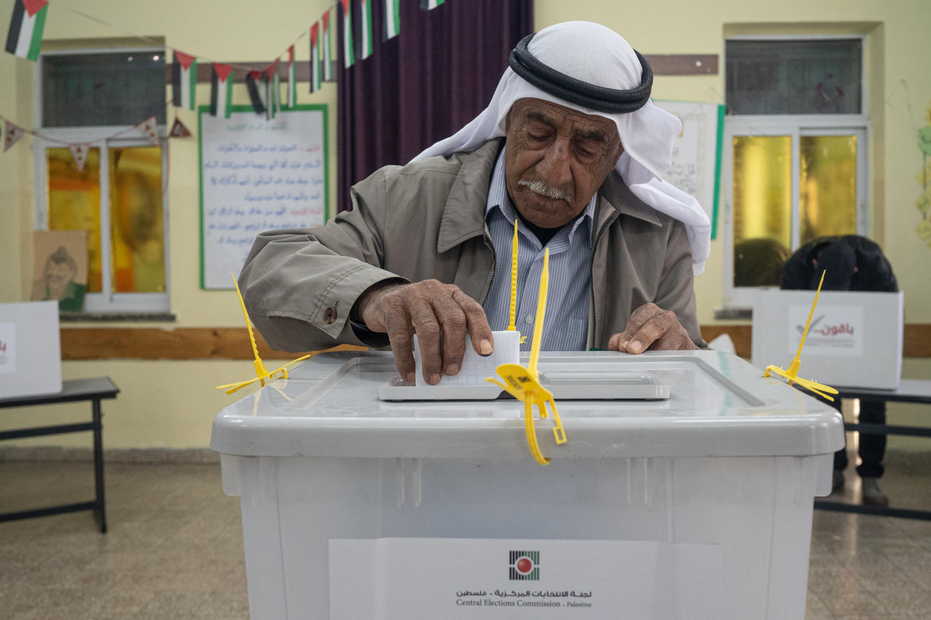 Palestinos ejercen su derecho al voto durante las elecciones en la ciudad de Al Bireh, en Cisjordania ocupada, este sábado. Las elecciones municipales en Cisjordania arrancaron en un clima de normalidad hasta el momento, aunque desde la Comisión Central Electoral (CEC) y entes observadores del proceso siguen advirtiendo que los comicios podrían ser boicoteados por colonos israelíes principalmente en las zonas rurales. EFE/ Magda Gibelli