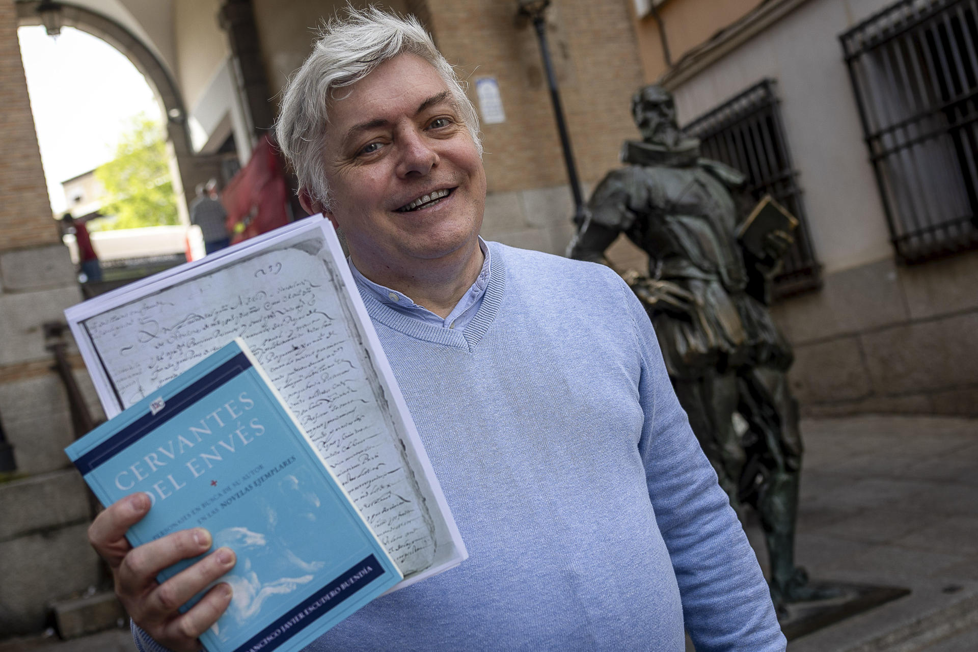 El investigador de la obra cervantina y archivero Javier Escudero desvela a EFE que un documento de la época de Cervantes, de 1614, avala que existía un territorio que se denominaba 'lugares de la Mancha', el mismo nombre que utilizó el escritor al comienzo del Quijote. EFE/Ismael Herrero