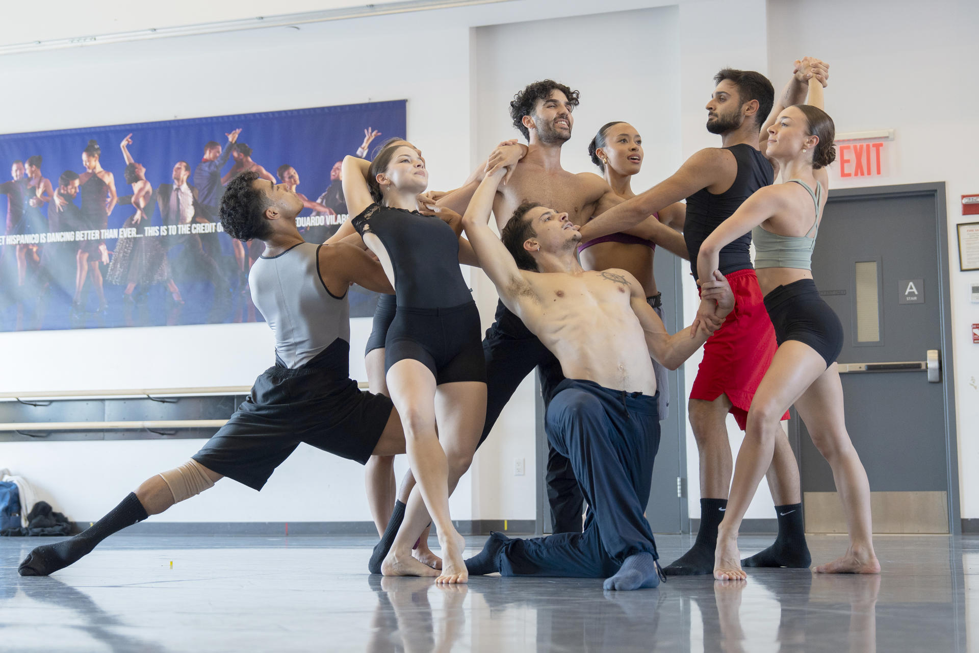 Fotografía del 10 de abril de 2026 de bailarines de la compañía de danza Ballet Hispánico Nueva York durante un ensayo, en Nueva York (EE.UU.). EFE/Ángel Colmenares
