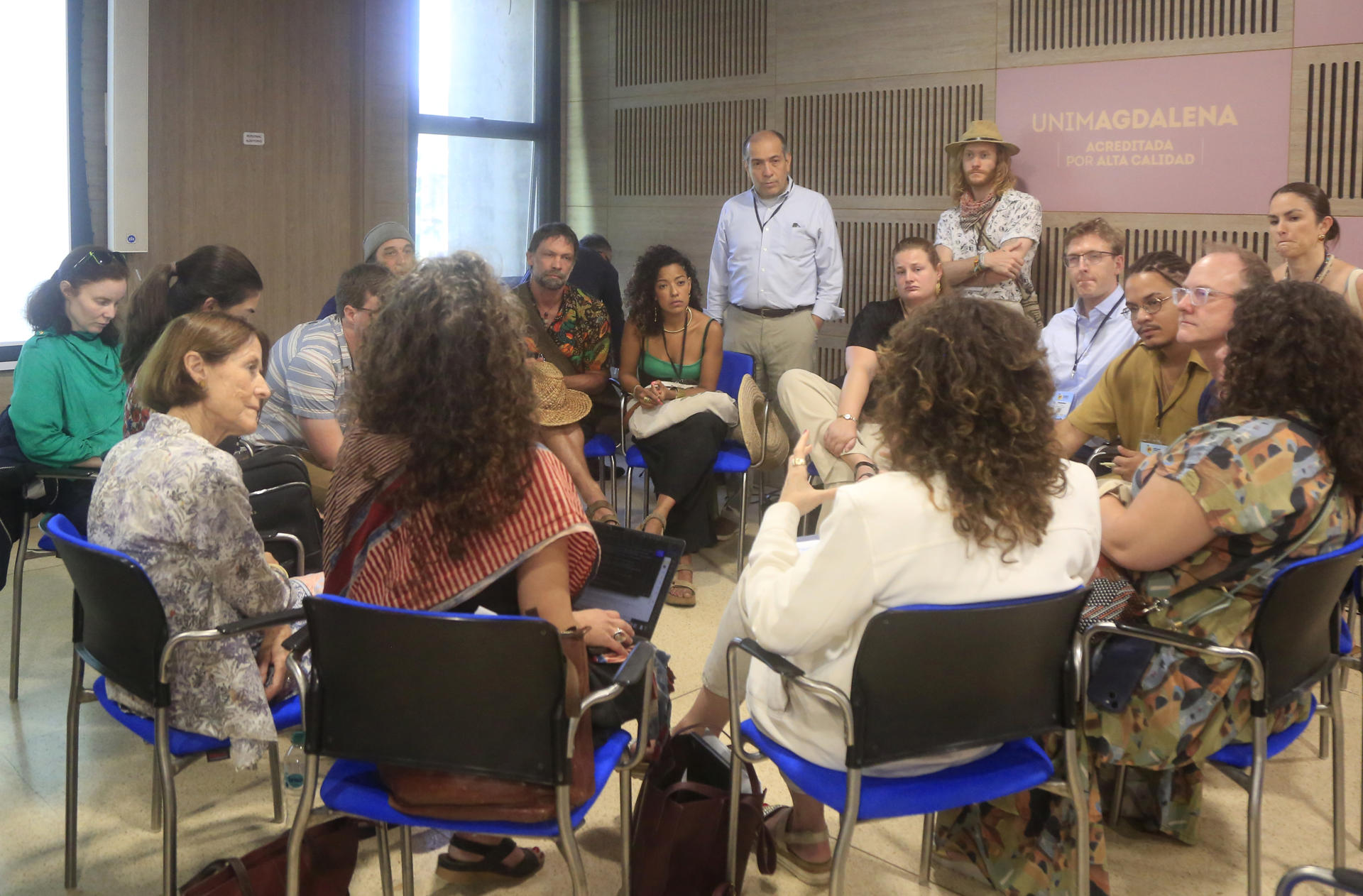 Personas asisten a la primera Conferencia para la Transición más allá de los Combustibles Fósiles este sábado, en Santa Marta (Colombia). EFE/ Ricardo Maldonado Rozo