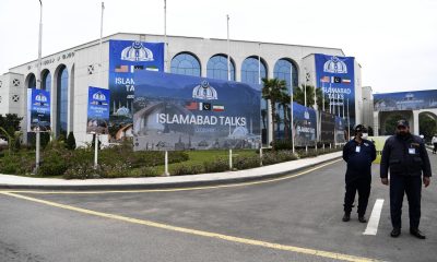 Personal de seguridad privada pakistaní, este sábado ante el centro de convenciones donde se encuentra la prensa antes de las conversaciones de paz entre Estados Unidos e Irán, en Islamabad, Pakistán. EFE/EPA/SOHAIL SHAHZAD