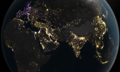 Imagen nocturna de la Tierra que capta la actividad humana del planeta a través de las emisiones de luz artificial. Elaborada a partir de imágenes satelitales tomadas diariamente durante la última década, la imagen muestra la dinámica de la actividad humana nocturna: las zonas doradas indican un aumento de la luminosidad, las zonas moradas, una disminución, y las zonas blancas, ambos fenómenos. Crédito: Michala Garrison/Observatorio de la Tierra de la NASA