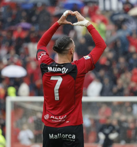 El jugador del Real Mallorca Vedat Muriqi, celebra su gol contra el Rayo Vallecano, durante el partido de la jornada 31 de LaLiga EA Sports entre el Real Mallorca y el Rayo Vallecano, este domingo en el Estadi Mallorca Son Moix.- EFE/CATI CLADERA