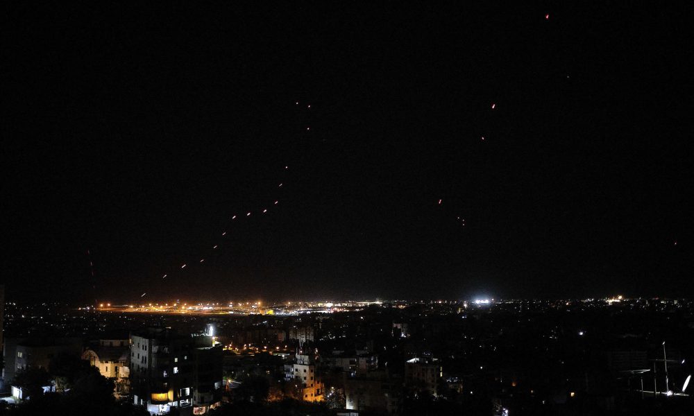 Cohetes y disparos resonaron la madrugada de este viernes en Beirut y sus suburbios para celebrar la entrada en vigor de un alto el fuego de diez días con Israel. EFE/Edgar Gutiérrez