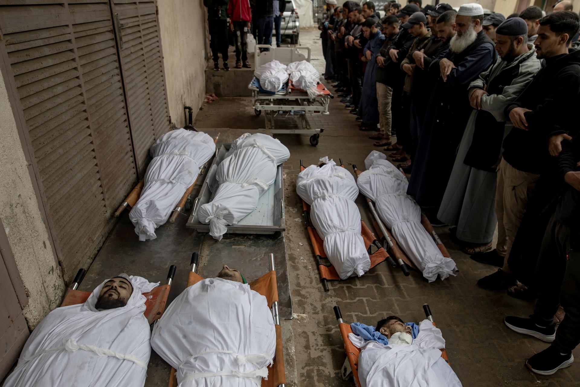 Palestinos rezan ante los cadáveres de las víctimas de un ataque israelí en Maghazi. EFE/EPA/HAITHAM IMAD