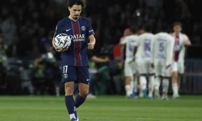 Vitinha (i), del PSG, durante el partido de este domingo frente al Lyon. EFE/ MOHAMMED BADRA