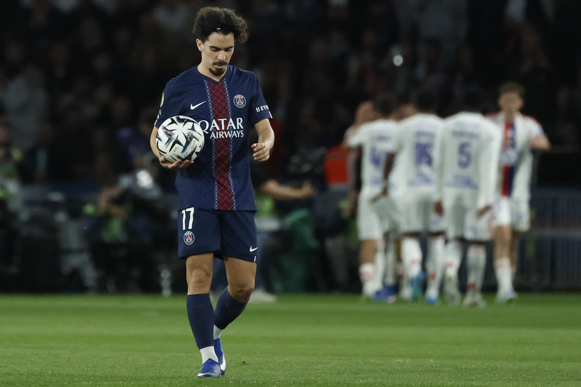 Vitinha (i), del PSG, durante el partido de este domingo frente al Lyon. EFE/ MOHAMMED BADRA