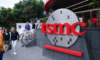 Fotografía de archivo, tomada el 16/04/2026, que muestra a personas caminando cerca de un logo de TSMC en Hsinchu, Taiwán. EFE/EPA/RITCHIE B. TONGO