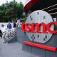 Fotografía de archivo, tomada el 16/04/2026, que muestra a personas caminando cerca de un logo de TSMC en Hsinchu, Taiwán. EFE/EPA/RITCHIE B. TONGO