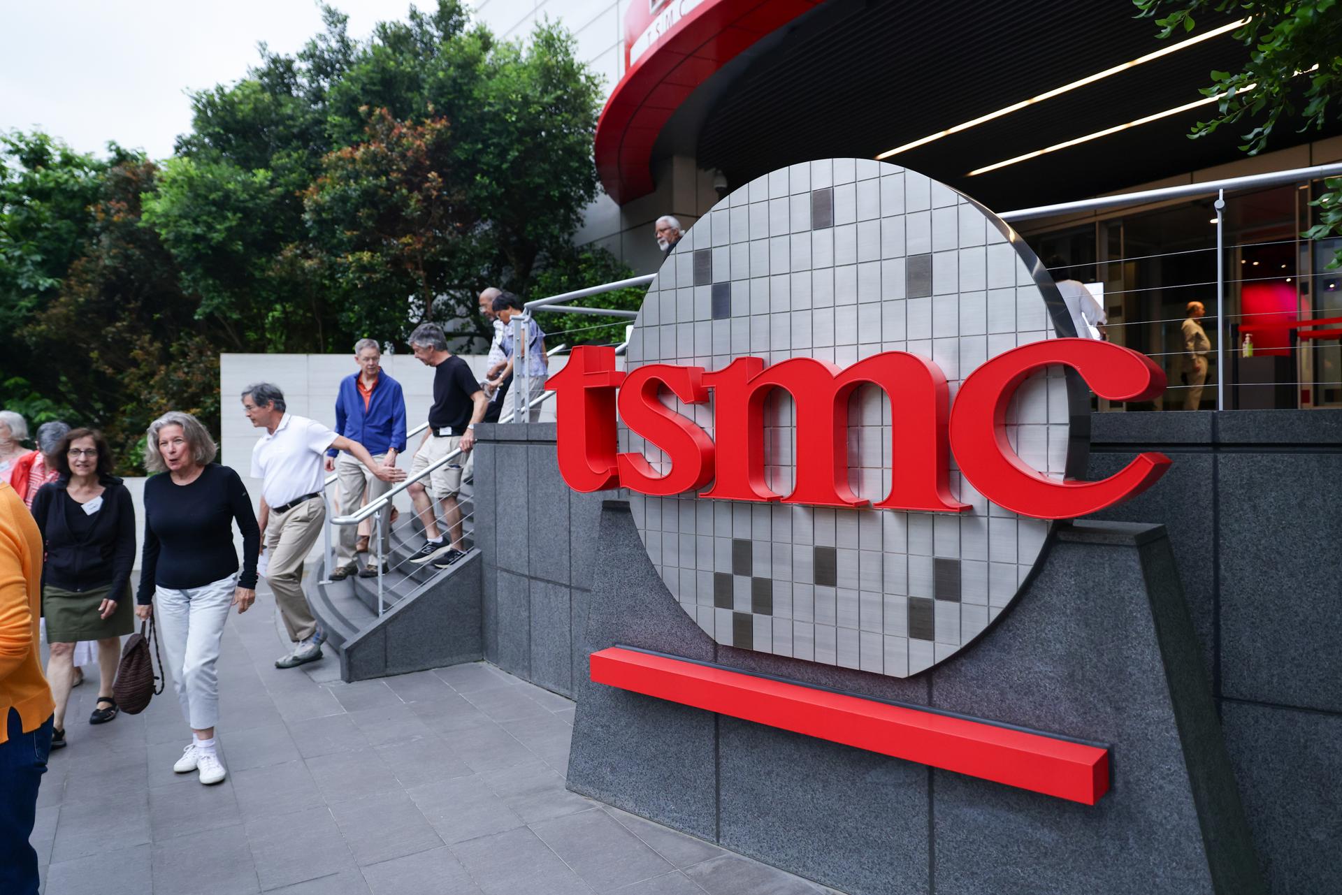 Fotografía de archivo, tomada el 16/04/2026, que muestra a personas caminando cerca de un logo de TSMC en Hsinchu, Taiwán. EFE/EPA/RITCHIE B. TONGO