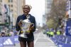 Sharon Lokedi posa con el trofeo de la edición 130 del Maratón de Boston. EFE/EPA/GREG M. COOPER
