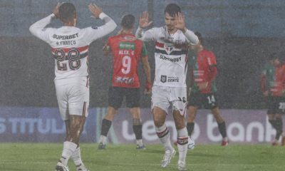 Jugadores de Sao Paulo celebran el gol del triunfo por 0-1 ante Boston River en un partido de la Copa Sudamericana jugado en el estadio Centenario en Montevideo. EFE/ Gastón Britos